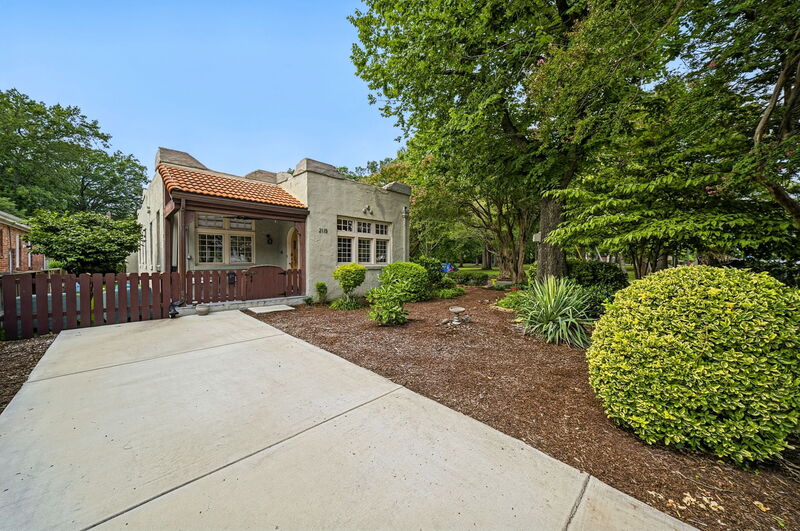 Norfolk House: 2115 Claremont Ave