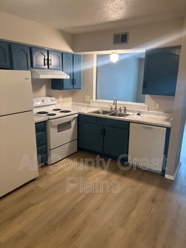 Olathe Condo: 609 S. Lakehurst Drive