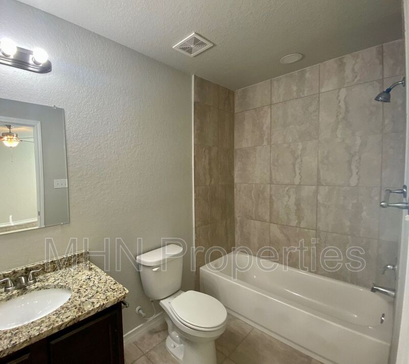 3 bed/2.5 bath/1 car garage townhome located in the heart of Selma, easy access to1604 and I-35! - Photo 11