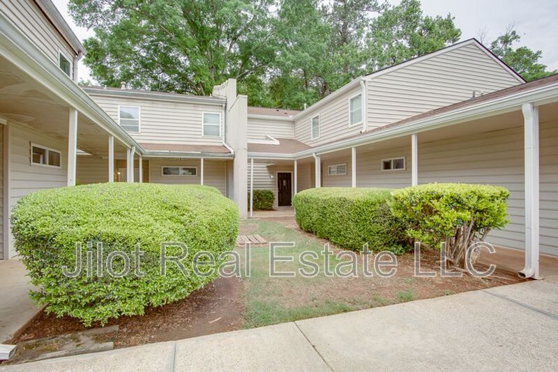 Decatur House: 2015 Oak Park Ln