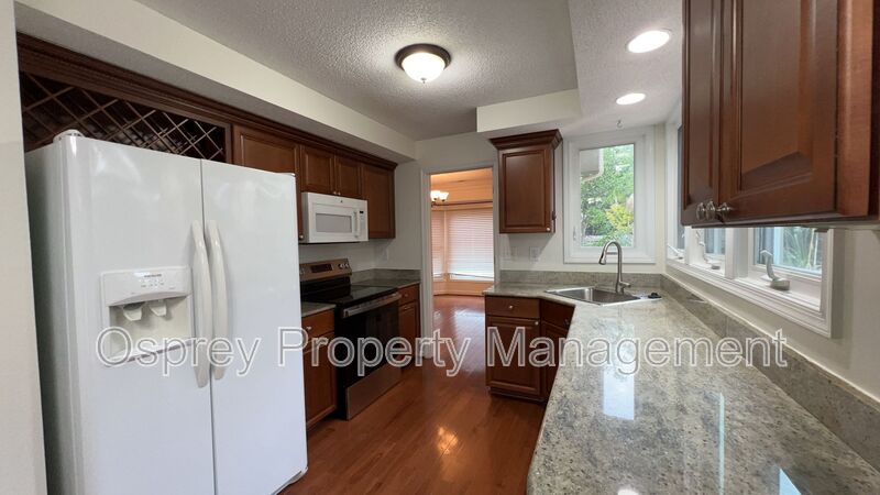Spacious 4-Bedroom Home with Sunroom! - Photo 4