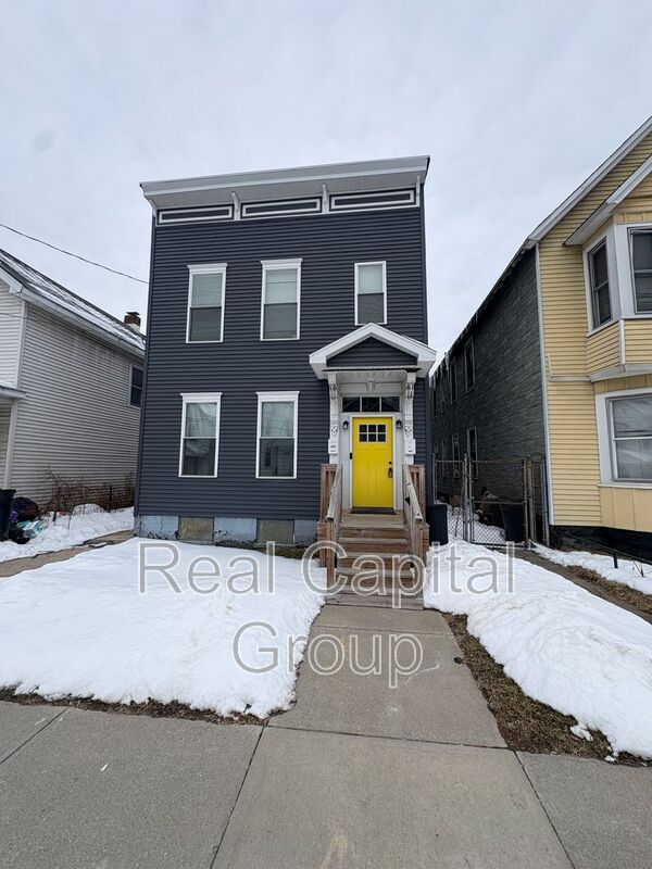 Schenectady House: 1527 - 1529 Foster Ave