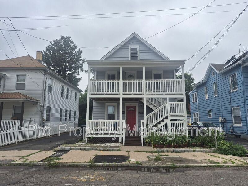 Ansonia House: 25 Howard Ave