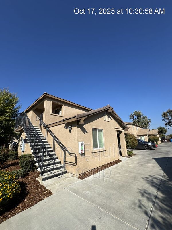 Visalia House: 2220 West Lark Avenue