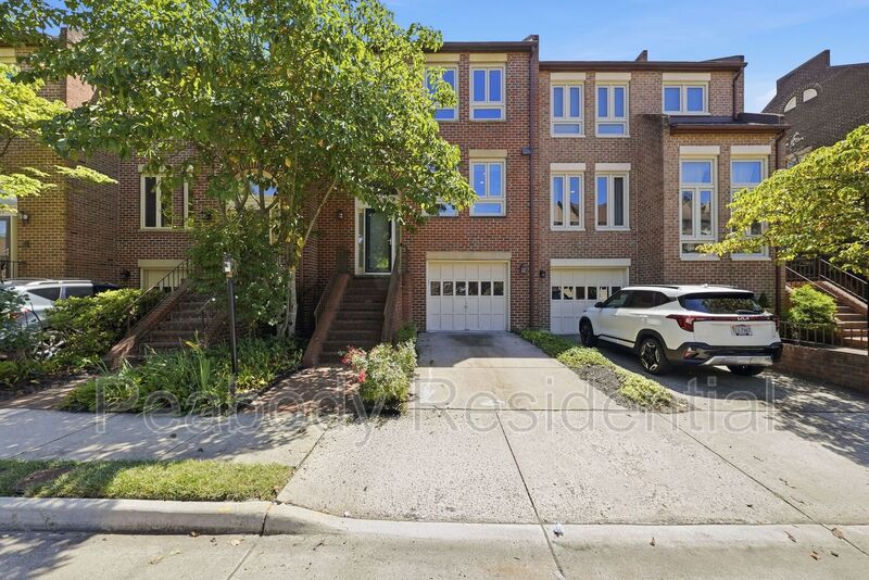 Oakton House: 10153 Turnberry Pl