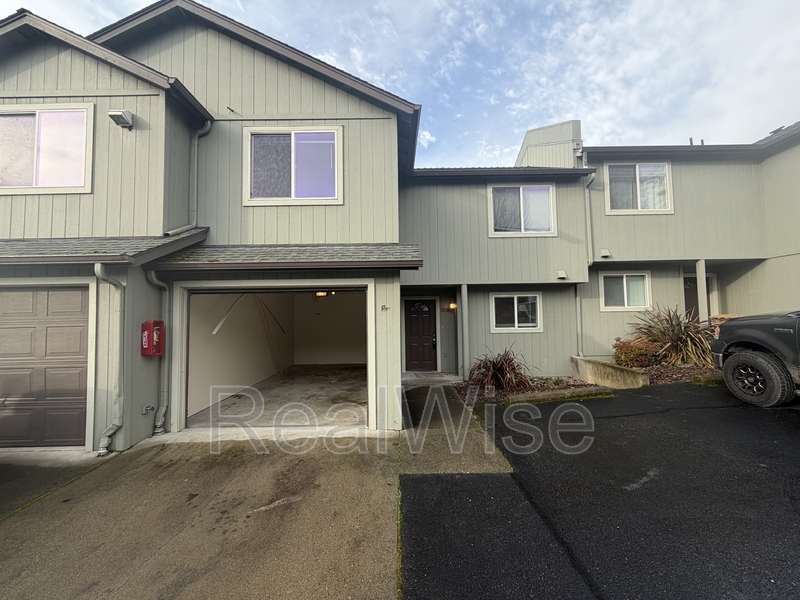 Grants Pass Townhome: 1866 NE Fairview Ave