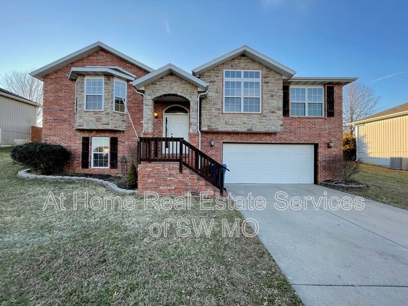 Nixa House: 977 S Ballard Dr