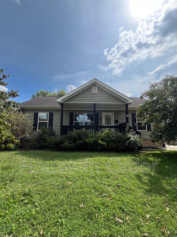 Asheville House: 11 Walton St.