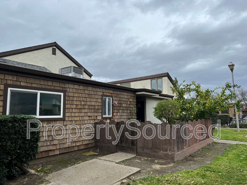 Manteca Condo: 1414 Pajaro Ave