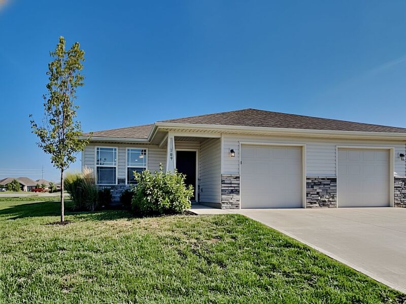 Blue Springs House: 109 SW Sunflower St