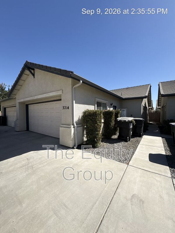 Visalia House: 3214 S Villa St