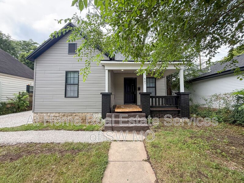 Springfield House: 805 S Douglas Ave