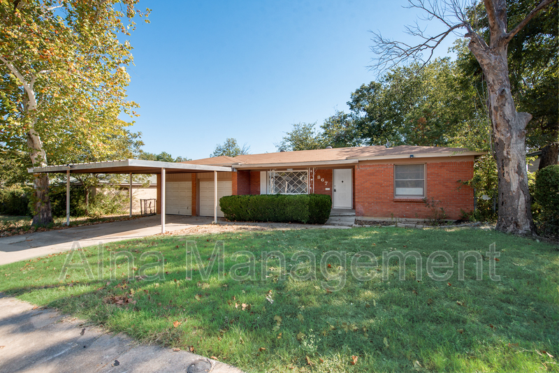 White Settlement House: 867 Odie Dr