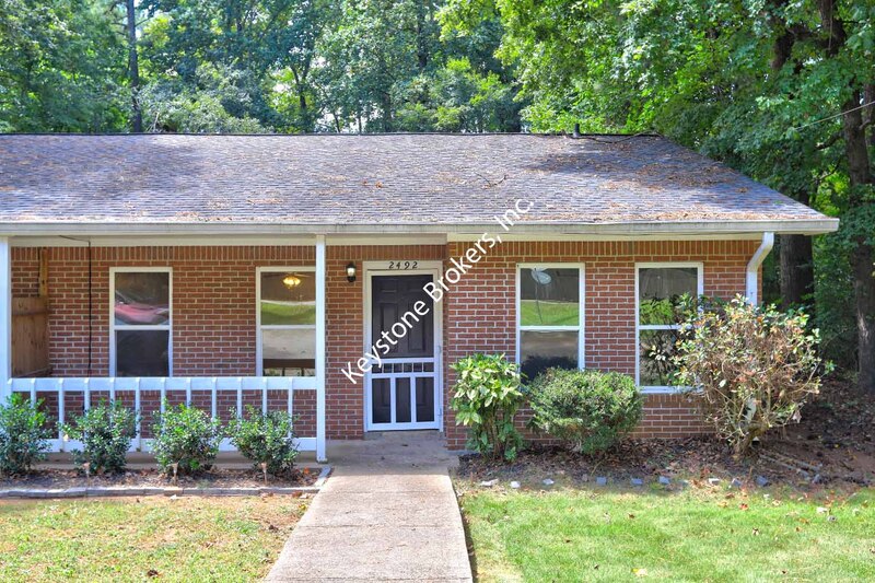 Suwanee House: 2492 Whitehead Place Dr