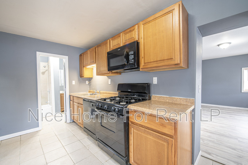 Hamilton Condo: 2001 Genesee St Unit #3