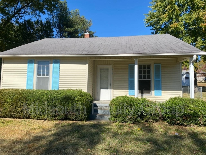 Dyer House: 214 W South St