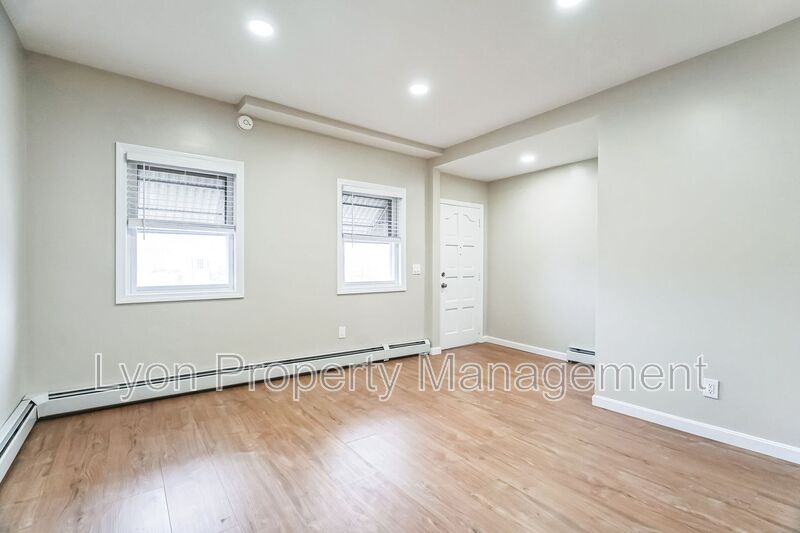 Pawtucket House: 25 Slade Street