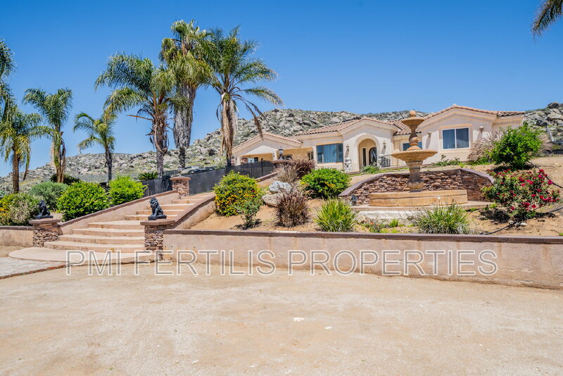 Riverside House: 17425 Cyrus Lane