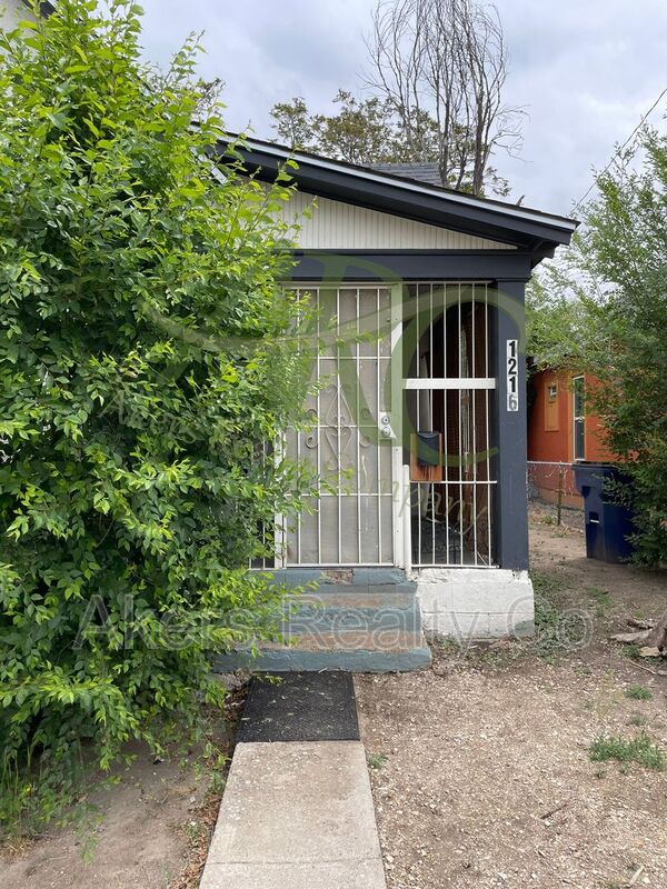 Pueblo House: 1216 Cedar St