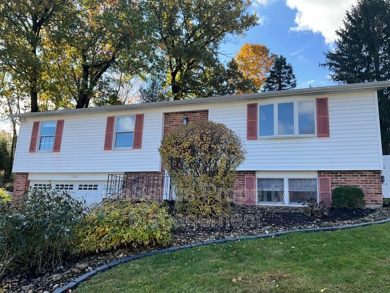 Bethel Park House: 1242 Cobblewood Drive