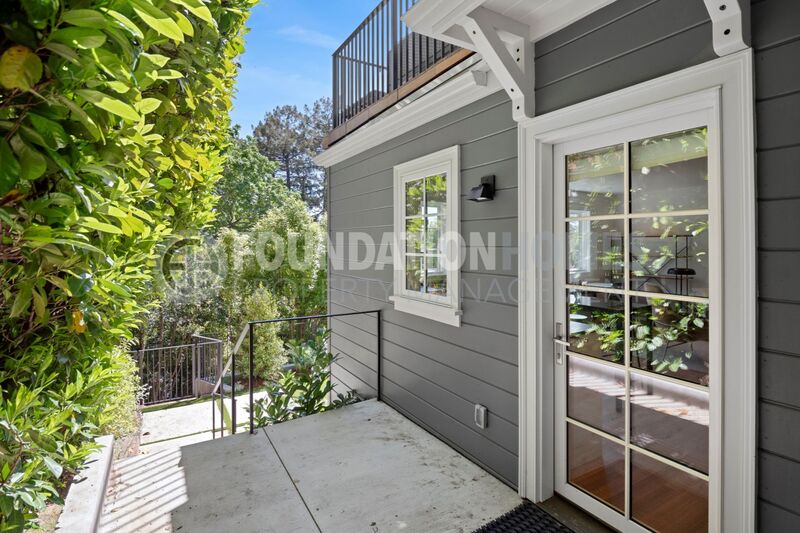 Mill Valley House: 215-A Molino Ave .