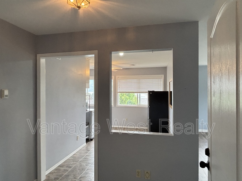 West Kelowna House: 3-3779 Carrall Road