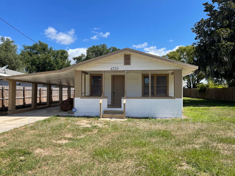 Lakeland House: 4520 Clubhouse Road