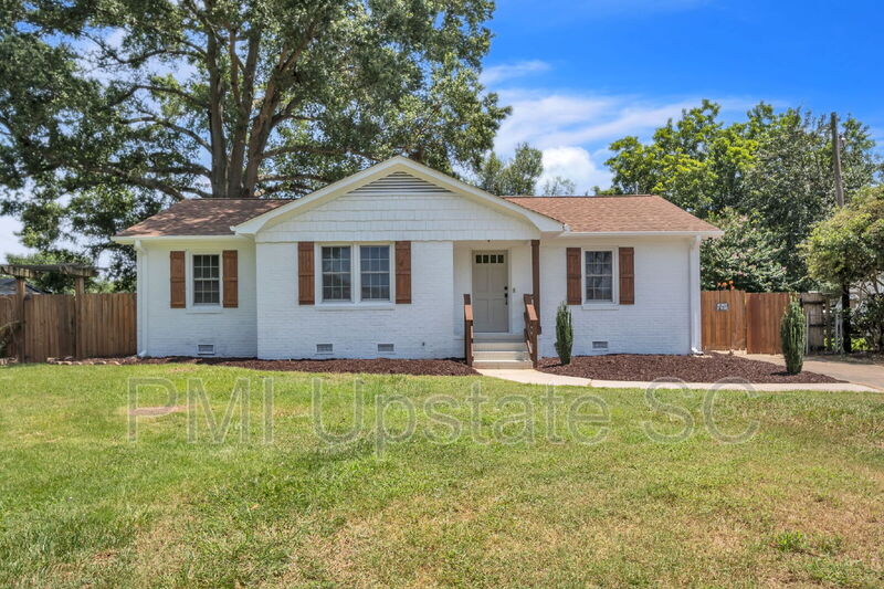 Simpsonville House: 120 Abbotsford Drive