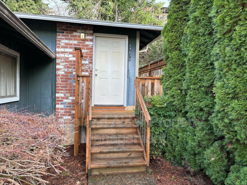 Gladstone House: 17570 Webster Road