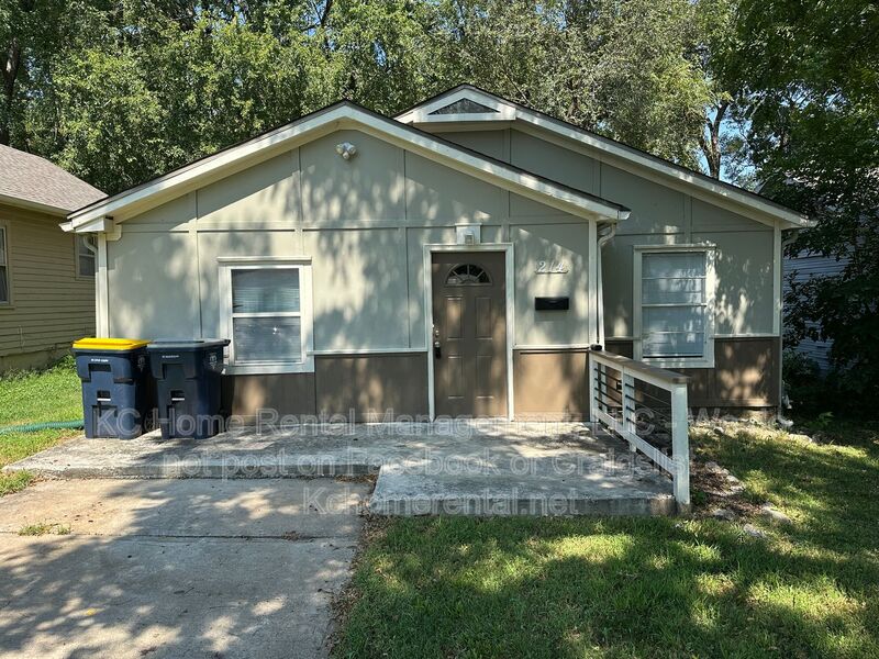 Kansas City House: 214 E 79th St
