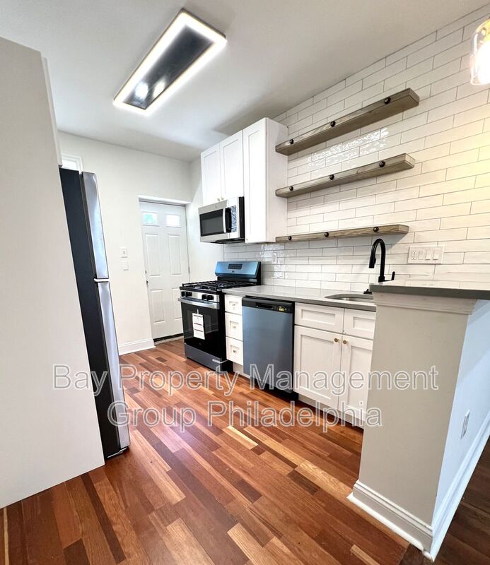 Philadelphia House: 43 E Collom St