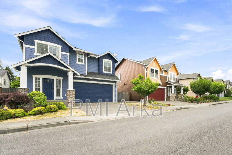 Renton House: 633 Ilwaco Pl NE