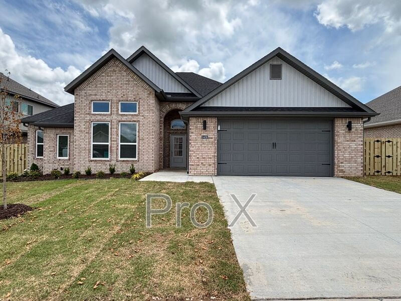 Bentonville House: 1431 Overcup Oak Ln