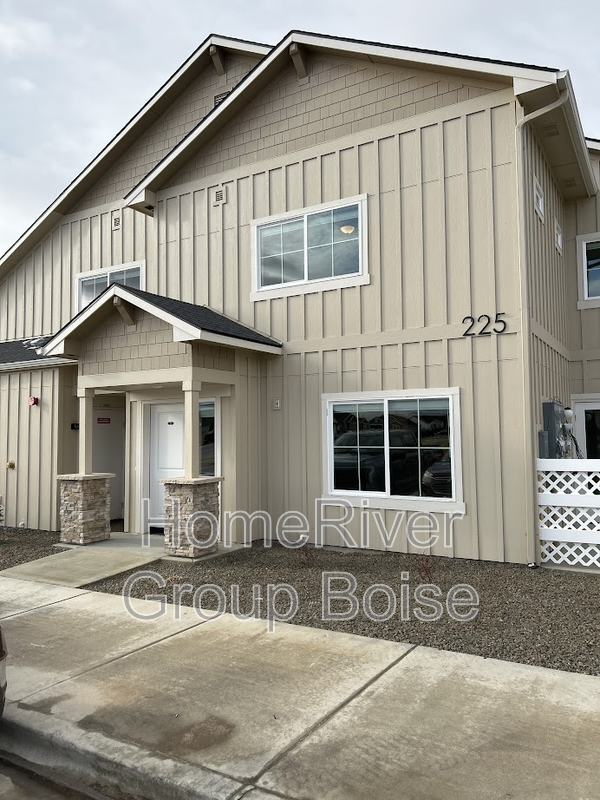 Kuna Townhome: 225 S Roaming Ln