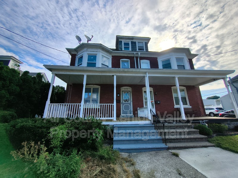 Easton House: 634 Seitz St