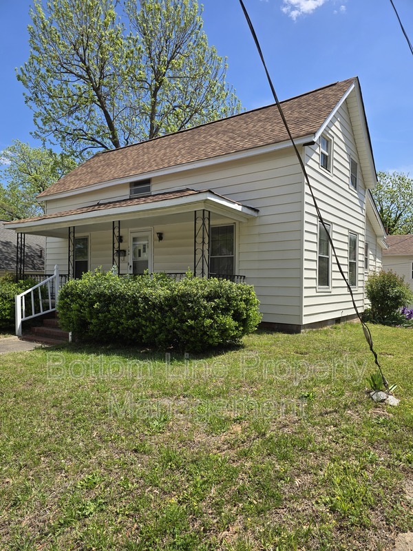 Concord House: 184 Cabarrus Ave E