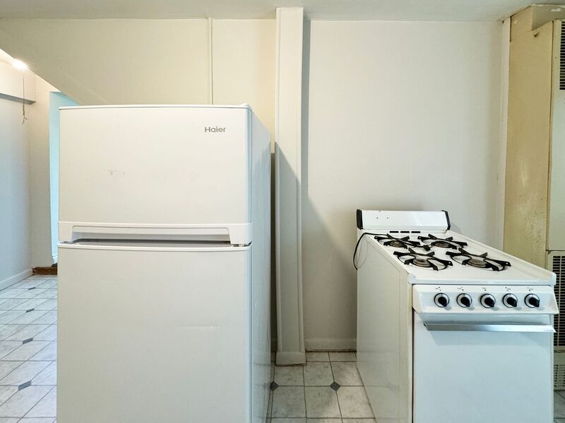 Photo 4 of rental home at 527–531 Monroe Street, Unit 8