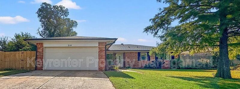 Mustang House: 314 N Lakeside Ter