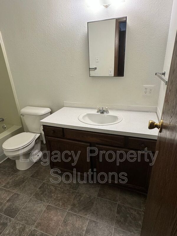 Bismarck House: 305 E Expressway