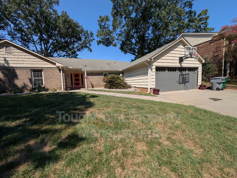 Charlotte House: 4318 Woods End Ln
