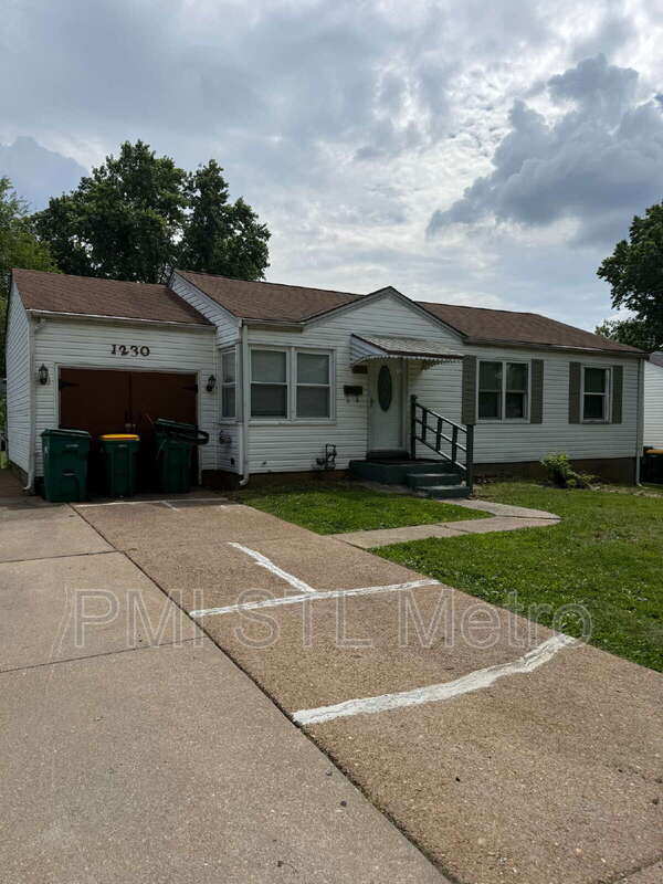 St. Louis House: 1230 Roxton Drive