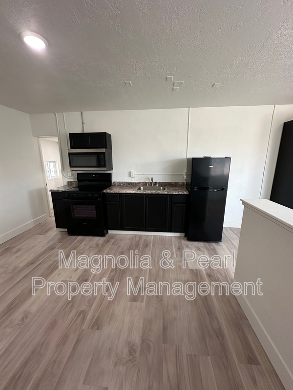 Homedale House: 201 South Main Street