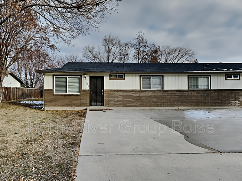 Caldwell Townhome: 106 N Homedale Ave
