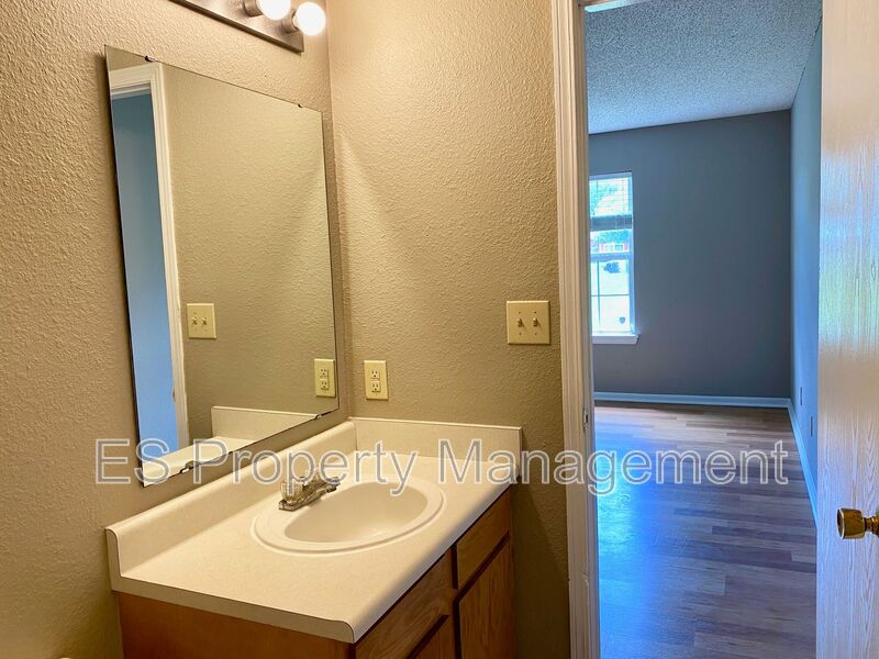 Great 3 Bedroom 2 Bathroom Ranch Style Home in Lawrence! - Photo 28