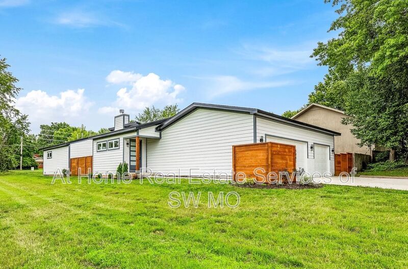 Springfield House: 3481 W Moark St