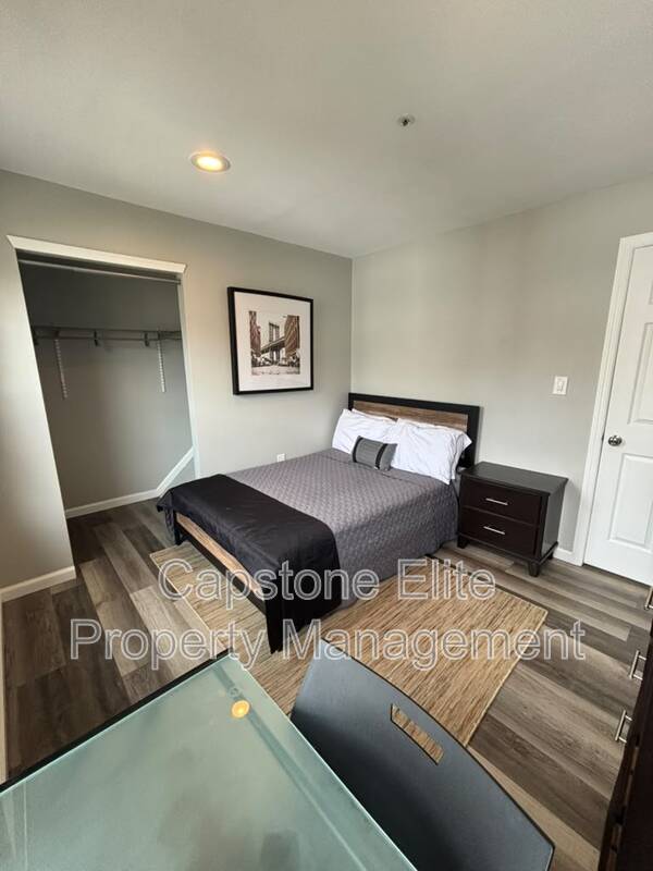 Newark Condo: 40 Cornerstone Ln - Upstairs Standard Hallway