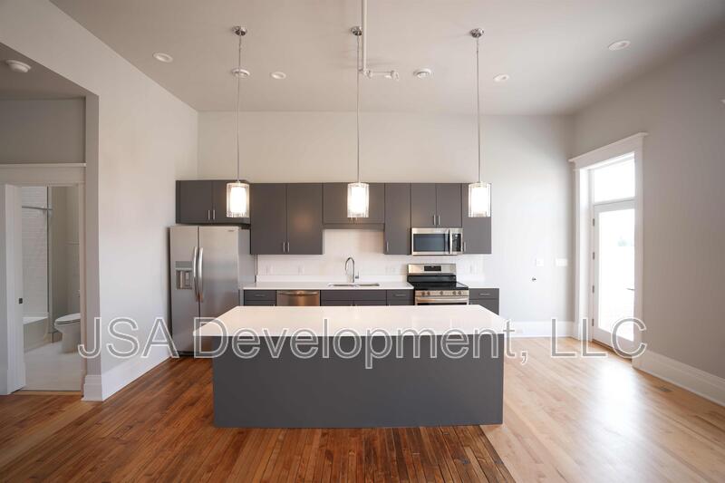 Waterloo House: 718 Commercial St