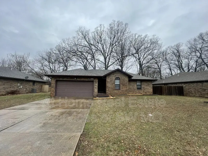 Springfield House: 945 S Alex Ave