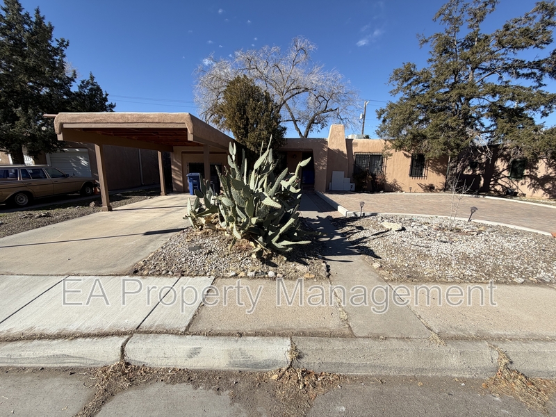 Albuquerque House: 921 Dartmouth Dr NE