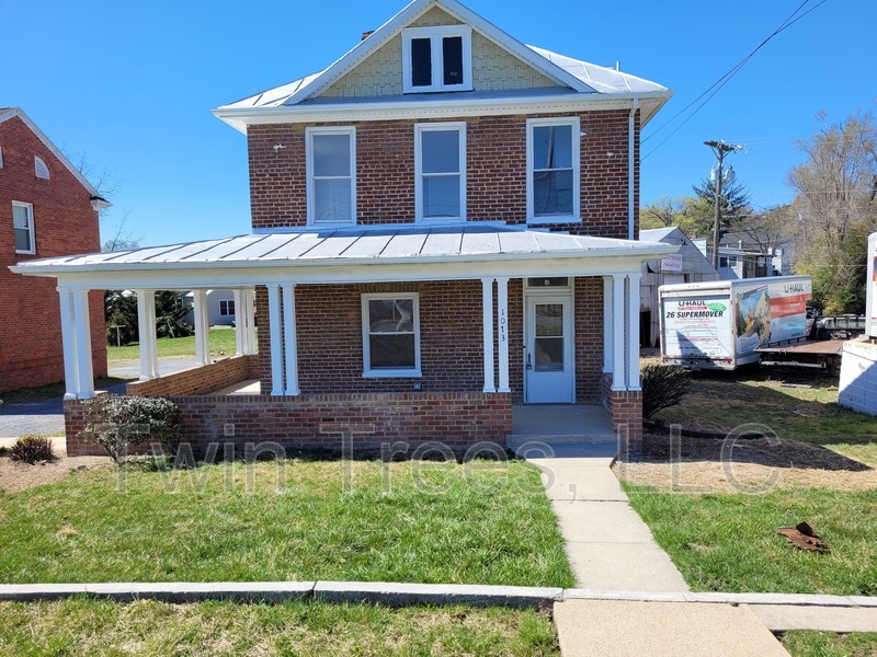 Harrisonburg House: 1073 Chicago Avenue